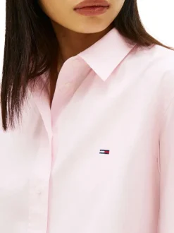 Chemisier en coton rose uni avec une coupe droite et un col à revers