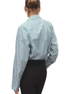 Chemisier en coton vert rayé avec une coupe ajustée et un col boutonné