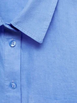 Chemisier en lin bleu uni avec une coupe droite et un col français