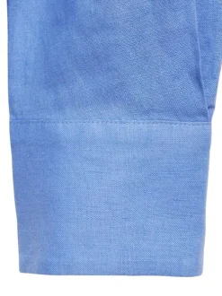 Chemisier en lin bleu uni avec une coupe droite et un col français