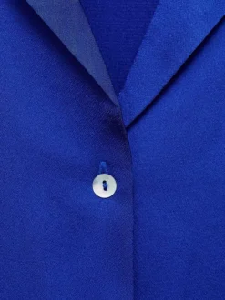 Chemisier marine uni avec une coupe droite et une fermeture boutonnée