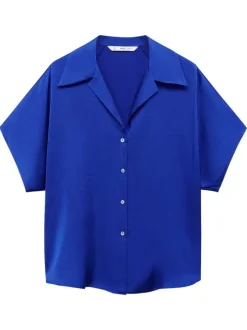 Chemisier marine uni avec une coupe droite et une fermeture boutonnée