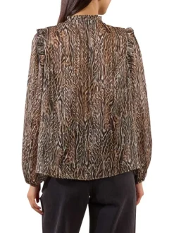 Chemisier marron à motif animalier avec une coupe fluide et un col tunisien