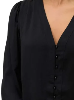Chemisier noir avec un grand col v et fermeture avec boutonnière nacrée