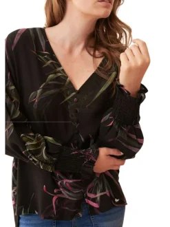 Chemisier noir avec un imprimé fleuri vert et rose avec une coupe droite