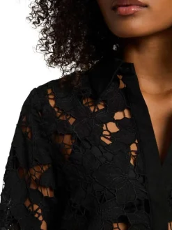 Chemisier noir à dentelle avec une coupe droite et un col à rabats