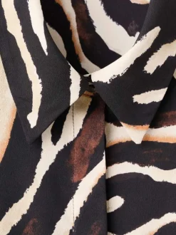 Chemisier noir et blanc à motif zébré imprimé avec une coupe droite