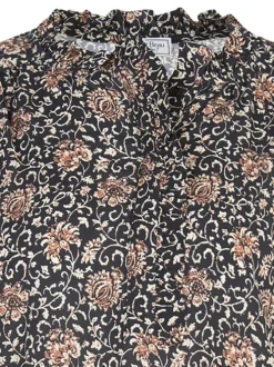 Chemisier noir fleuri avec une coupe ample un col ruffle et des manches longues