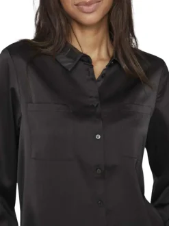 Chemisier noir satiné avec une coupe loose fit et un col français