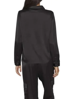 Chemisier noir satiné avec une coupe loose fit et un col français