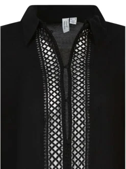 Chemisier noir uni avec une coupe droite et un col à revers