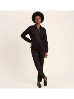 Chemisier noir uni avec une coupe droite et un col à revers