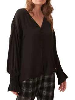 Chemisier noir uni avec une coupe fluide et des manches longues