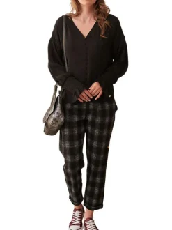 Chemisier noir uni avec une coupe fluide et des manches longues