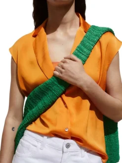 Chemisier orange satiné avec coupe droite col cranté et à manches courtes
