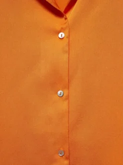 Chemisier orange satiné avec coupe droite col cranté et à manches courtes