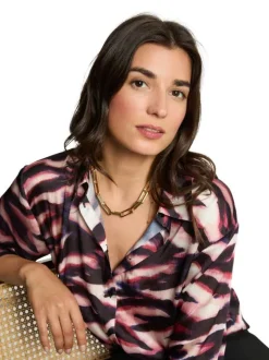 Chemisier rose imprimé avec une coupe droite et un col chemise