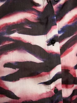 Chemisier rose imprimé avec une coupe droite et un col chemise