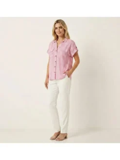 Chemisier rose à rayures avec un col à revers et des manches courtes