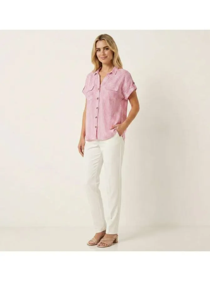 Chemisier rose à rayures avec un col à revers et des manches courtes