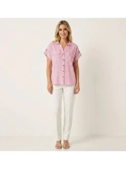 Chemisier rose à rayures avec un col à revers et des manches courtes