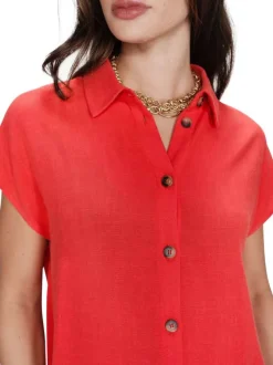 Chemisier rouge uni avec une coupe droite et un col à revers