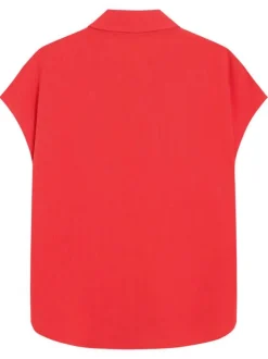 Chemisier rouge uni avec une coupe droite et un col à revers