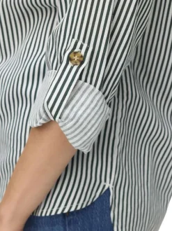 Chemisier vert rayé avec un col chemise et à manches longues