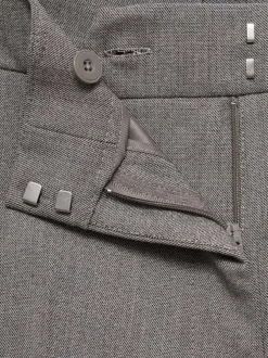 Chino anthracite uni avec une coupe droite et des passants pour ceinture