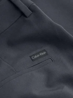Chino bleu ardoise avec un aspect satiné et une coupe fluide