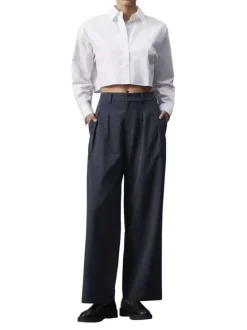 Chino bleu ardoise avec un aspect satiné et une coupe fluide