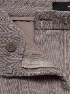 Chino écru motif chevrons à coupe droite avec 4 plis centraux et 4 poches