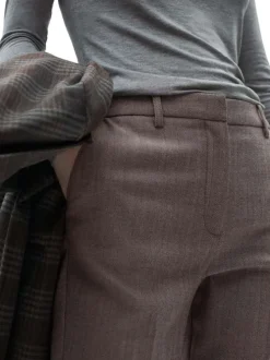 Chino écru motif chevrons à coupe droite avec 4 plis centraux et 4 poches
