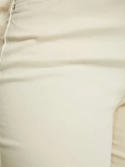 Chino écru uni avec une coupe slim et des passants au niveau de la taille