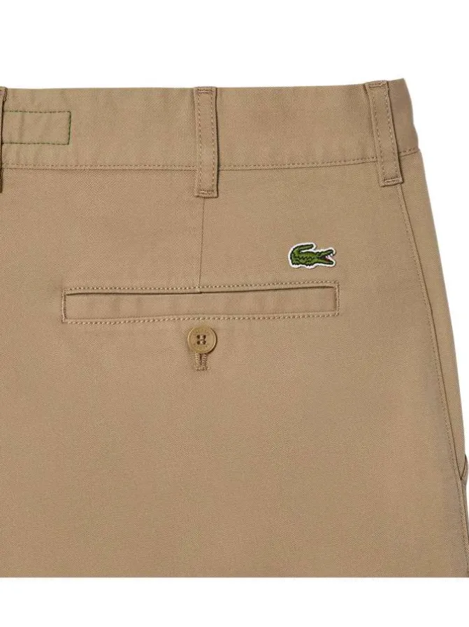 Chino en coton beige uni avec une coupe slim et poches passepoilées