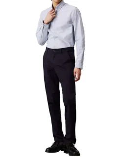 Chino en coton bleu marine uni avec une coupe slim et un aspect satiné