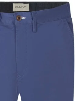 Chino en coton bleu uni avec une coupe slim fit et une taille mi-haute