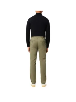 Chino en coton kaki uni avec une coupe slim et logo iconique à l'arrière