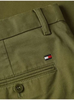Chino en coton kaki uni avec une coupe slim et poches passepoilées avec boutons