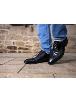 Chino en coton noir uni avec une coupe slim et un aspect satiné