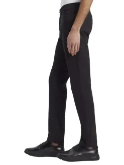 Chino en coton noir uni avec une coupe slim et un aspect satiné
