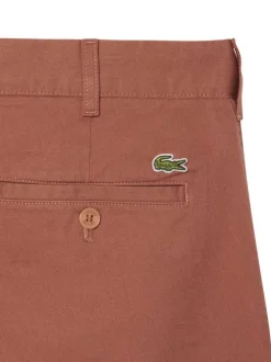 Chino en coton rouge brique uni avec une coupe slim fit et une taille mi-haute