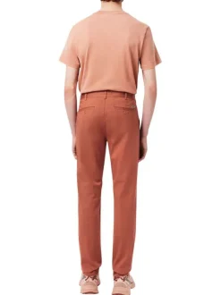 Chino en coton rouge brique uni avec une coupe slim fit et une taille mi-haute