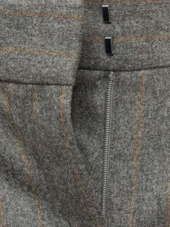 Chino gris rayé avec une coupe bootcut et pli marqué sur l'avant
