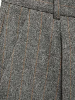 Chino gris rayé avec une coupe bootcut et pli marqué sur l'avant
