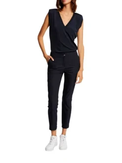 Chino marine uni avec une coupe slim et un bouton de fermeture en doré