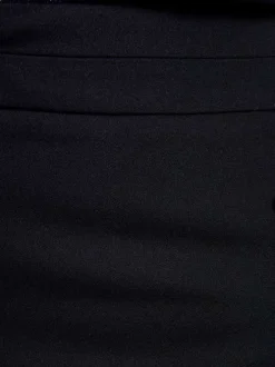 Chino marine uni avec une coupe slim et un bouton de fermeture en doré