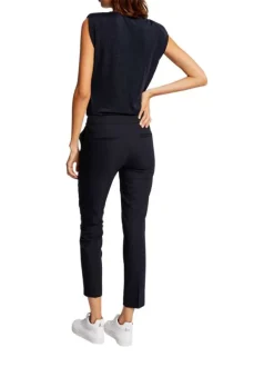 Chino noir uni avec un bouton de fermeture doré et une coupe slim