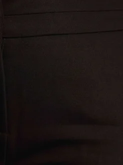 Chino noir uni avec un bouton de fermeture doré et une coupe slim