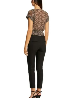 Chino noir uni avec un bouton de fermeture doré et une coupe slim